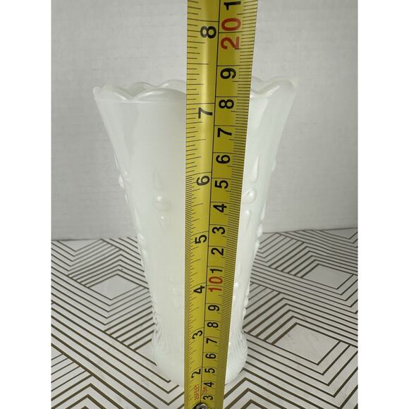 Vintage White Milk Glass Vase Hobnail Bud Vase Scalloped Edge MCM - Picture 4 of 4